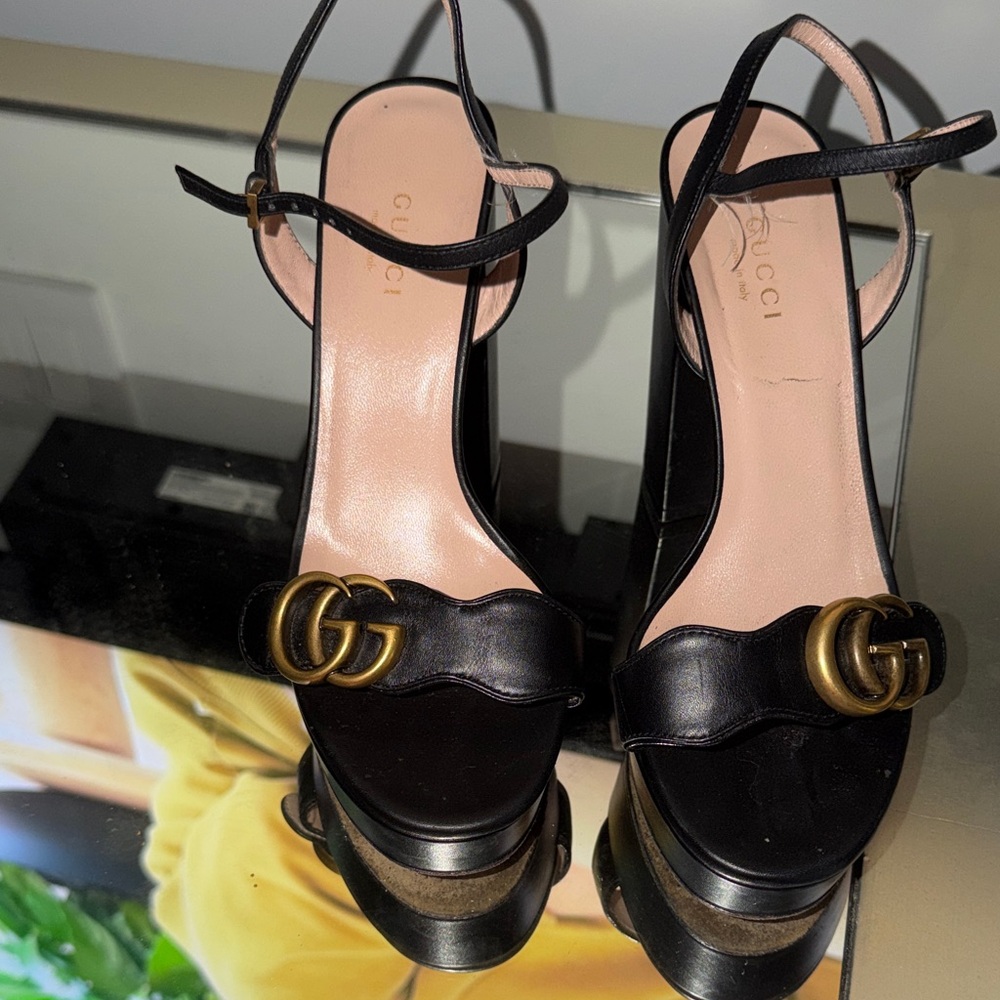 Gucci Women's Black and Gold Leather Heels